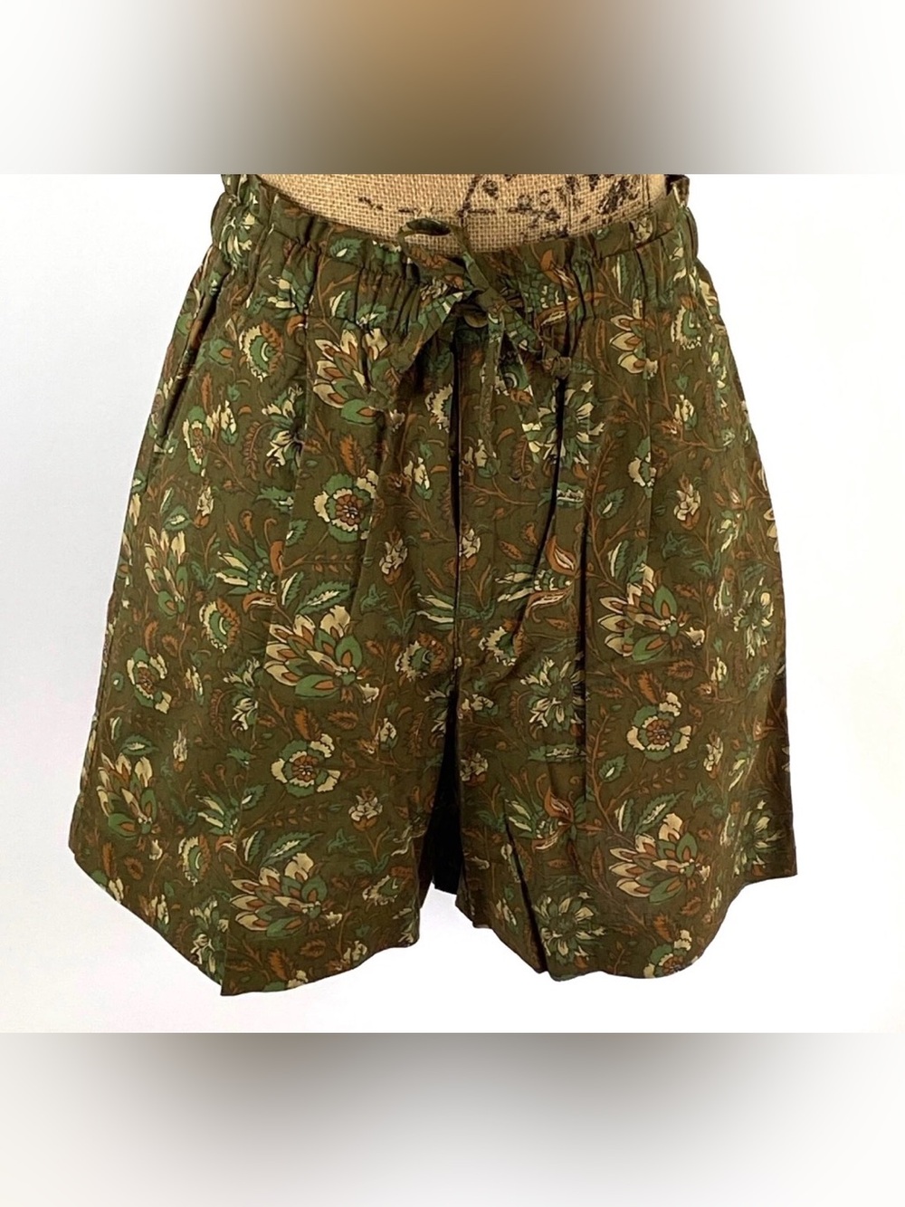 Medium Vintage Liz Sport Women’s Petite Shorts Olive Floral Print 100% Cotton